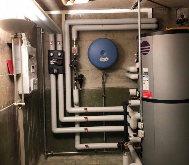 Aussenaufgestellte Wärmepumpe in einem ehemaligen Öltank in Gempen