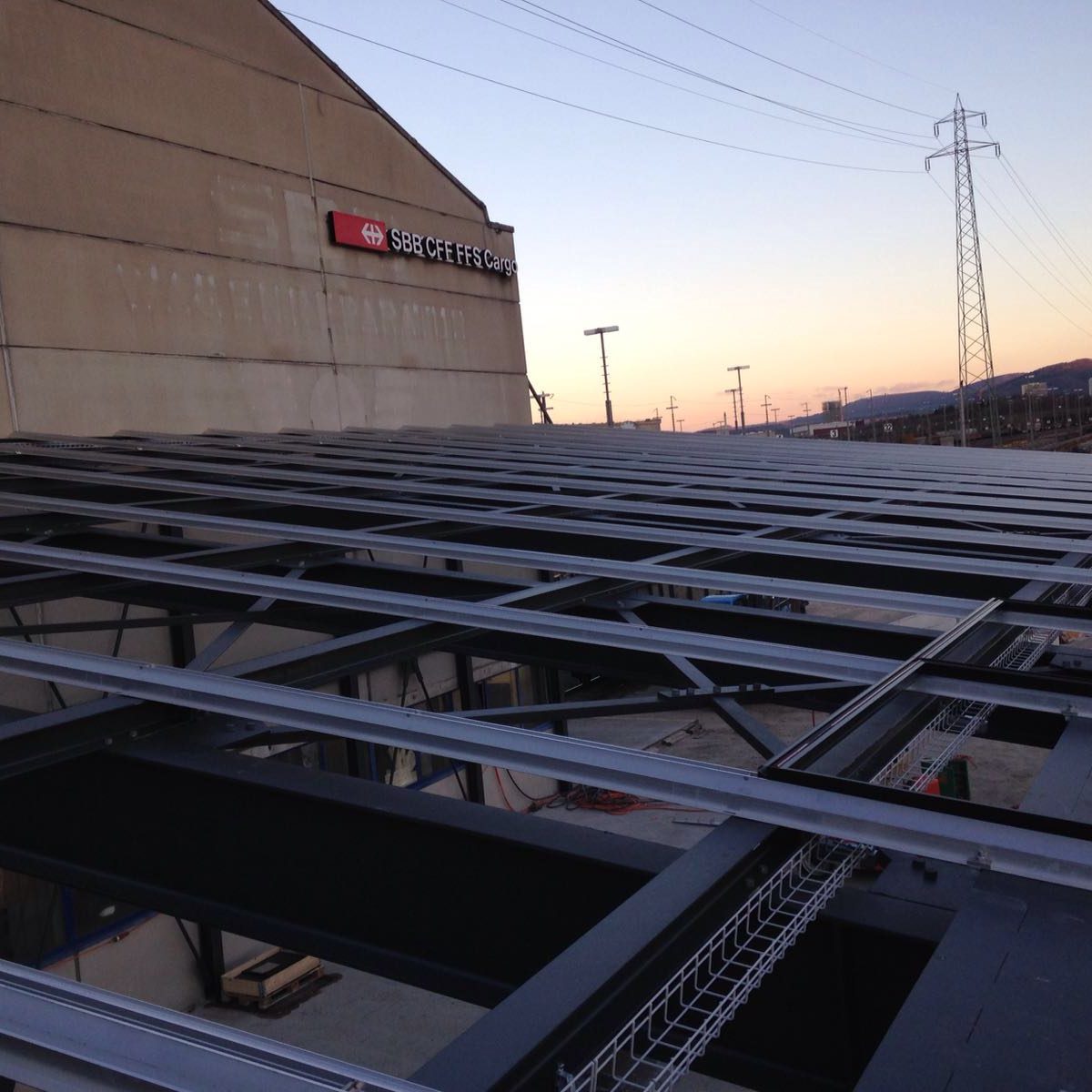 SBB Cargo Warenumschlag Standort Muttenz Photovoltaikanlage Indach- und Fassadenanlage, 76 kWp Wechselrichtersystem Solaredge. Spezielles Solarpreis 2017