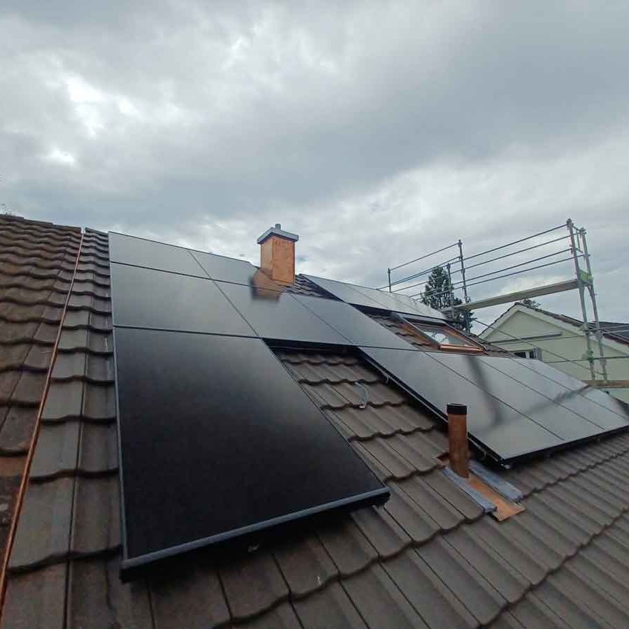 Dachsanierung inkl. PV-Anlage mit Stromspeicher von BYD in Reinach BL