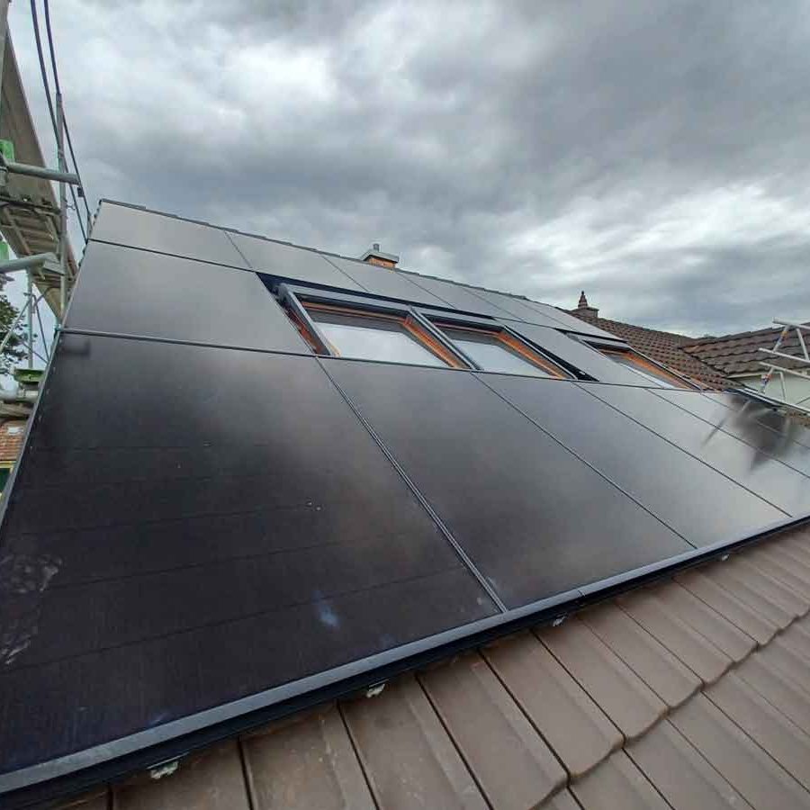 Dachsanierung inkl. PV-Anlage mit Stromspeicher von BYD in Reinach BL