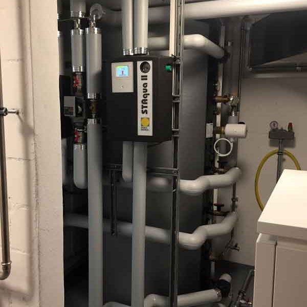 Ausgangslage: Ersatz einer Ölheizung Lösung: Innenaqufgestellte Wärmepumpe von Stiebel-Eltron Integration einer thermischen Solaranlage von Paradigma Anlagestandort: Hofstetten