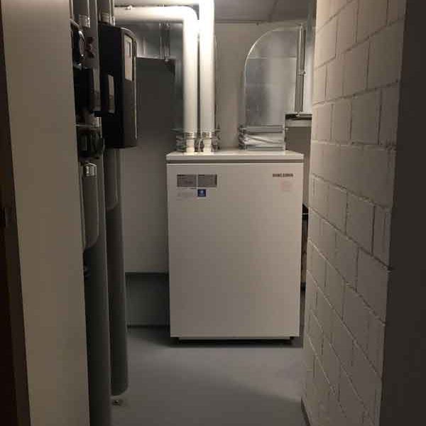 Ausgangslage: Ersatz einer Ölheizung Lösung: Innenaqufgestellte Wärmepumpe von Stiebel-Eltron Integration einer thermischen Solaranlage von Paradigma Anlagestandort: Hofstetten