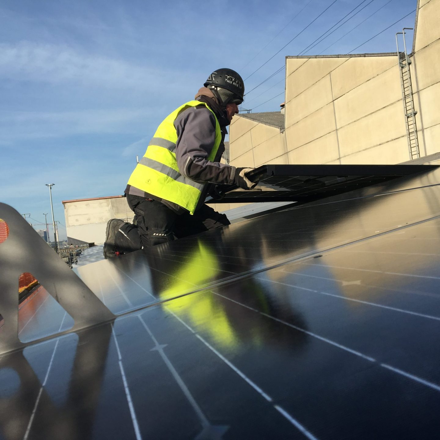 SBB Cargo Warenumschlag Standort Muttenz Photovoltaikanlage Indach- und Fassadenanlage, 76 kWp Wechselrichtersystem Solaredge. Spezielles Solarpreis 2017