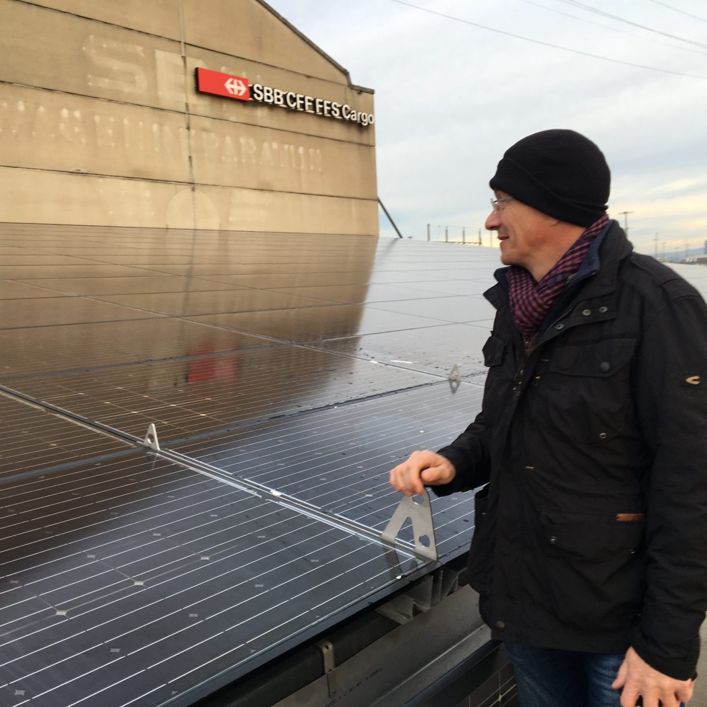 SBB Cargo Warenumschlag Standort Muttenz Photovoltaikanlage Indach- und Fassadenanlage, 76 kWp Wechselrichtersystem Solaredge. Spezielles Solarpreis 2017