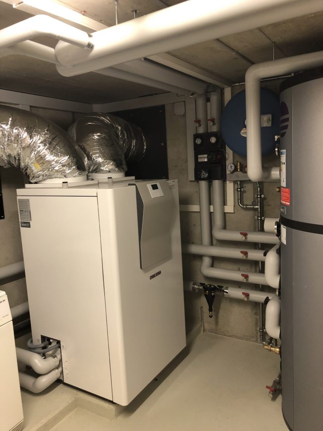 lnnenaufgestellte Wp mit Eigenverbrauchsregelung von Smartfox Standort Lupsingen Heizung Innenaufgestellte Wärmepumpe Typ WPL 17 IKCS Classic mit Hygienekombispeicher Typ HSBM von Stiebel-Eltron Photovoltaikanlage Aufdachanlage, 15.6 kWp Eigenverbrauchsoptimierung Typ Smartfox Pro für die Regelung des Elektroheizeinsatzes im Hygienekombispeichers.