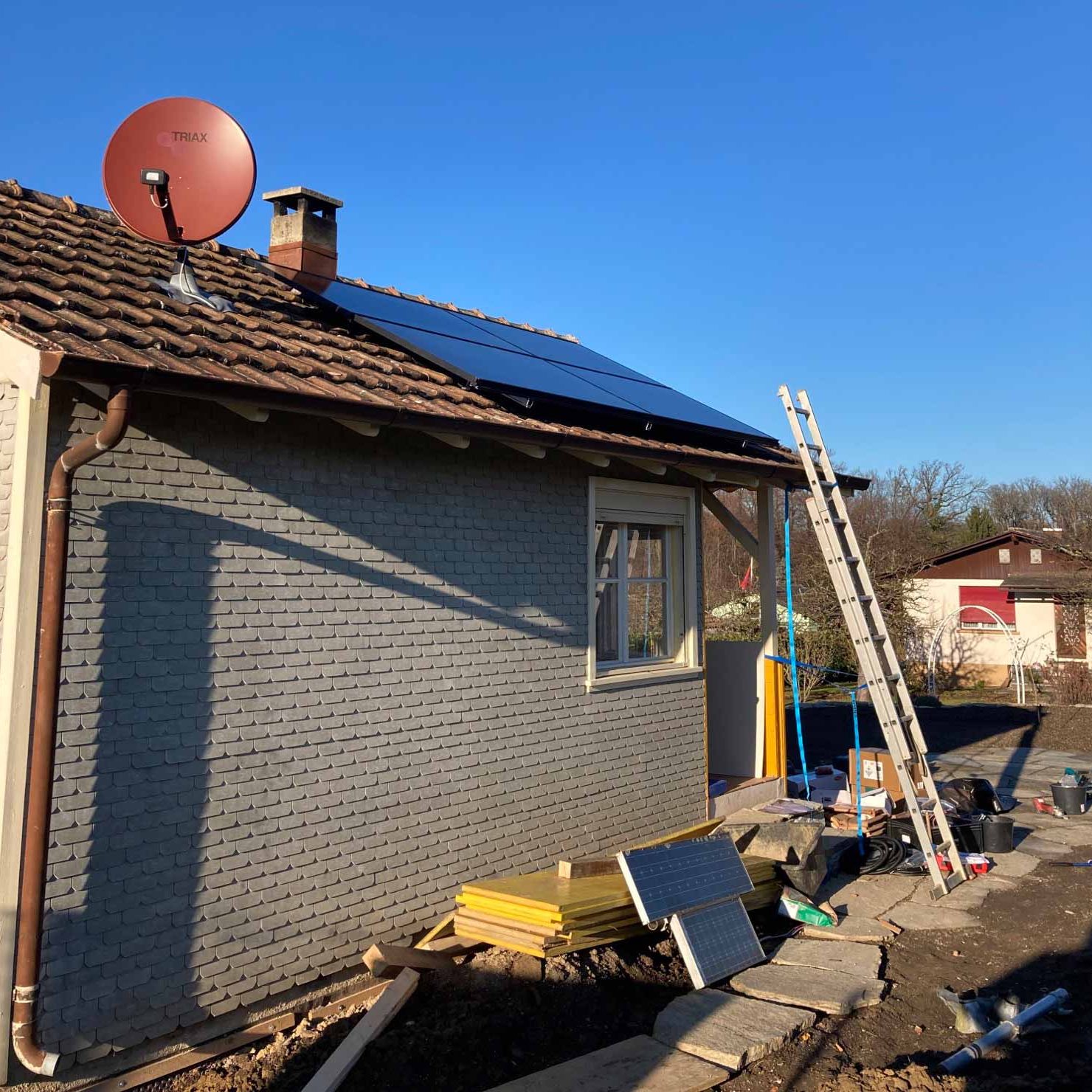 Photovoltaik, Inselanlage auf Freizeithaus , Wechselrichter/230V, 1.6 kWp, mit Batterie , allsol GmbH