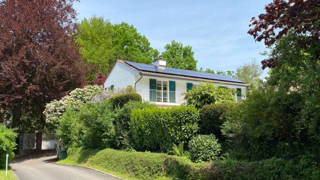 Photovoltaikanlage Aufdach Einfamilienhaus in Riehen, Planung und Realisation allsol GmbH